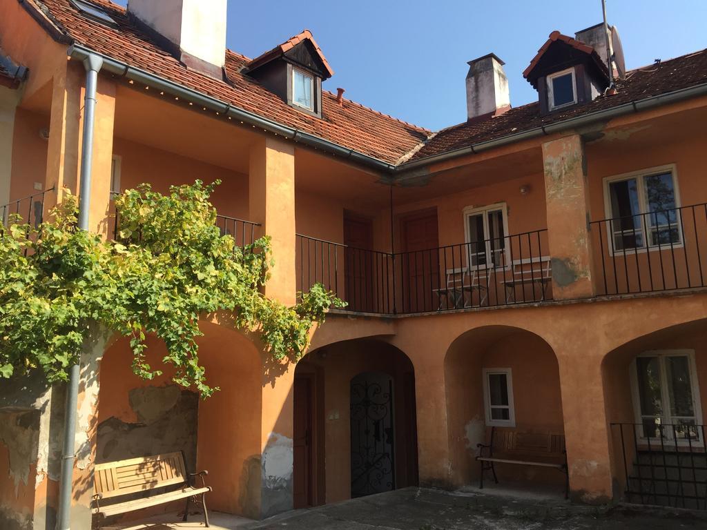 Apartments At The Golden Plough Прага Номер фото